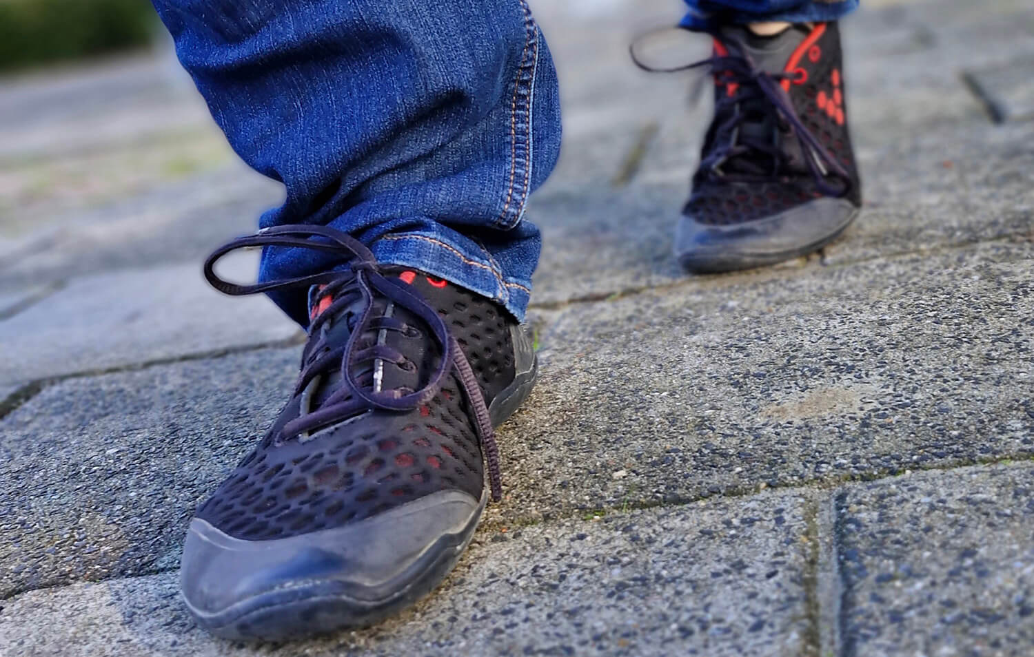 Barefootschoenen hebben een dunne, flexibele en platte zool (zero drop), een brede en natuurlijke voorvoetvorm
